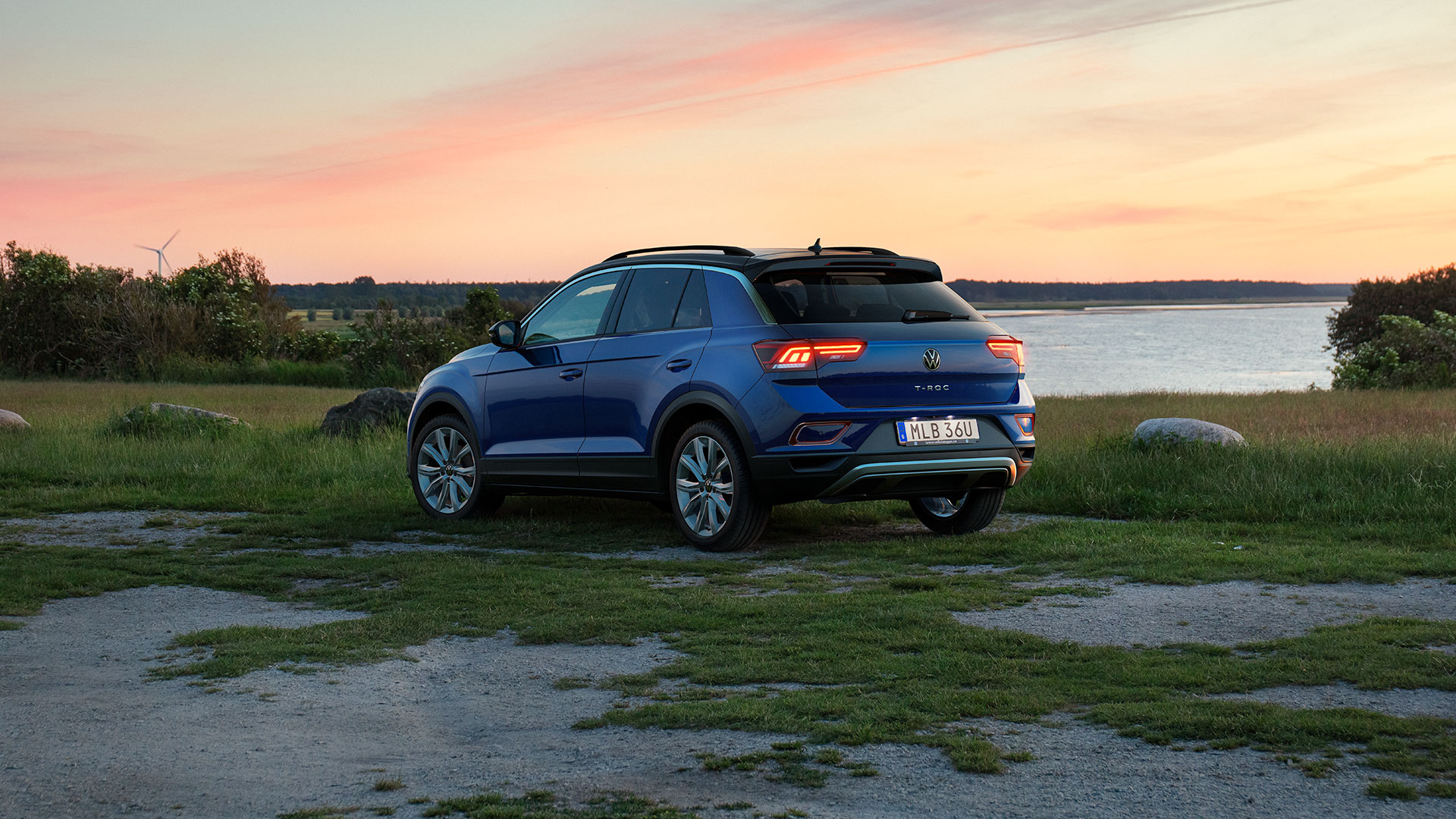 Mörkblå Volkswagen T Roc, Parkerad Vid Vatten