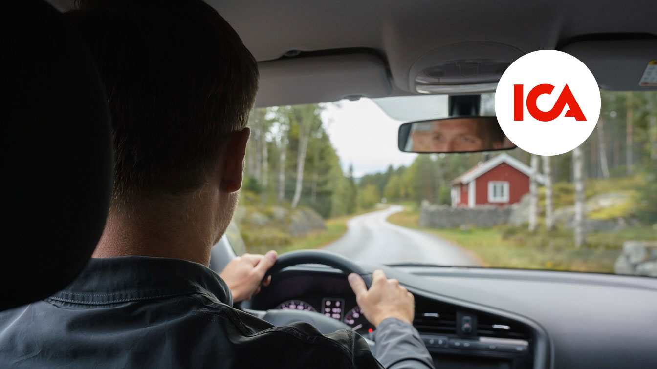 Firefly Man I Bil Med ICA Logga 2