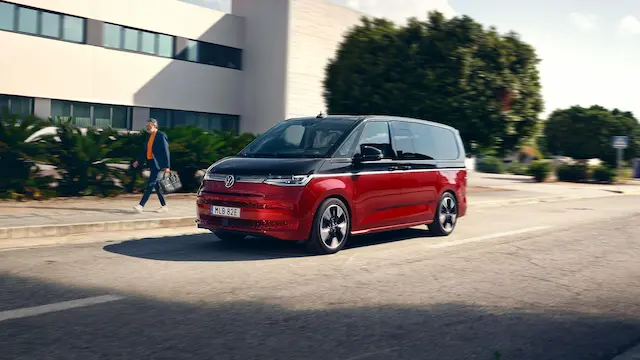 En Tvafargad Volkswagen Multivan Svart Och Rod