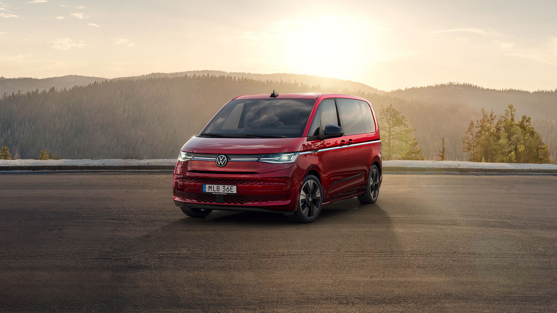 Röd VW Multivan 2025
