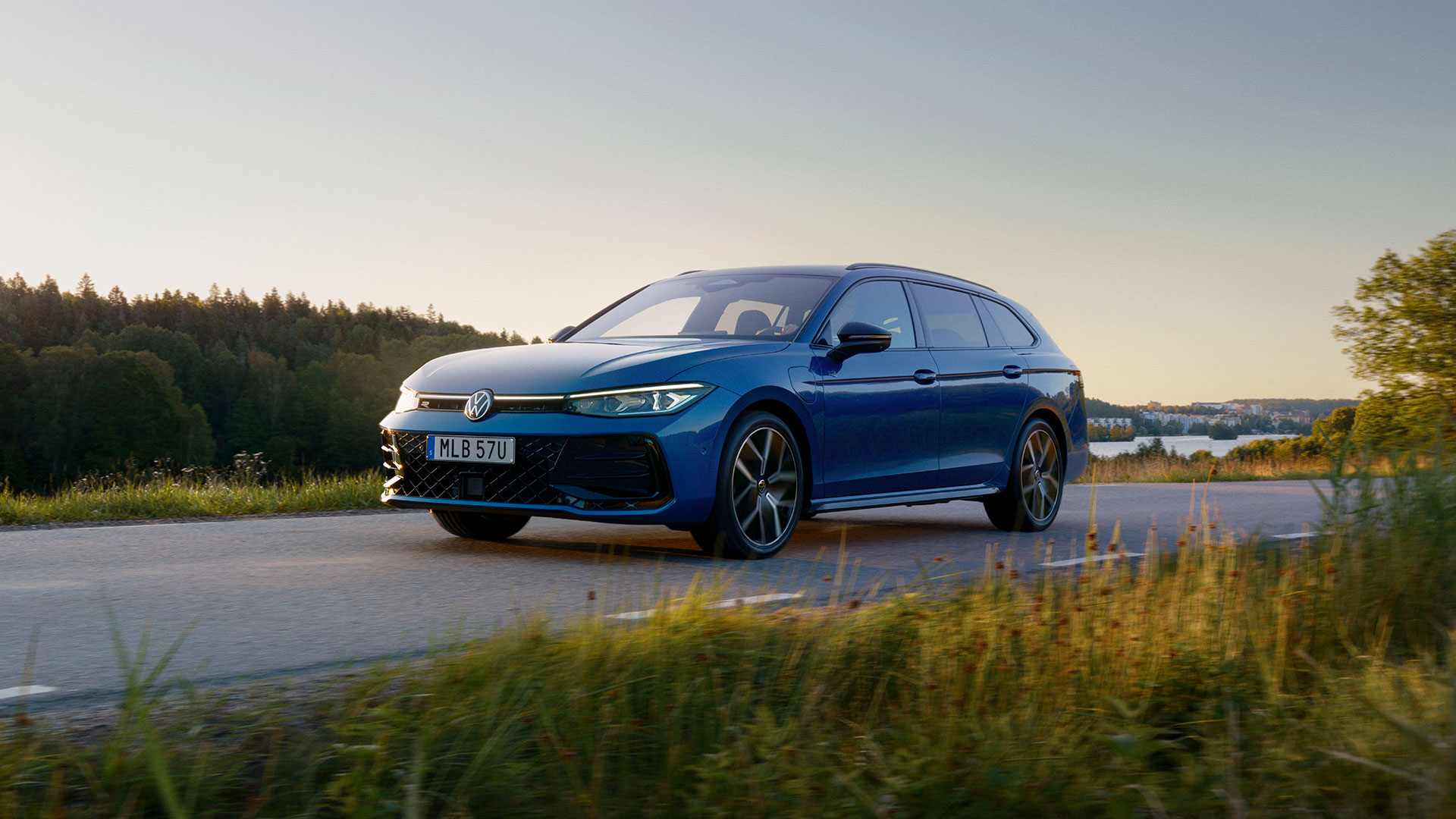 Blå VW Passat Laddhybrid