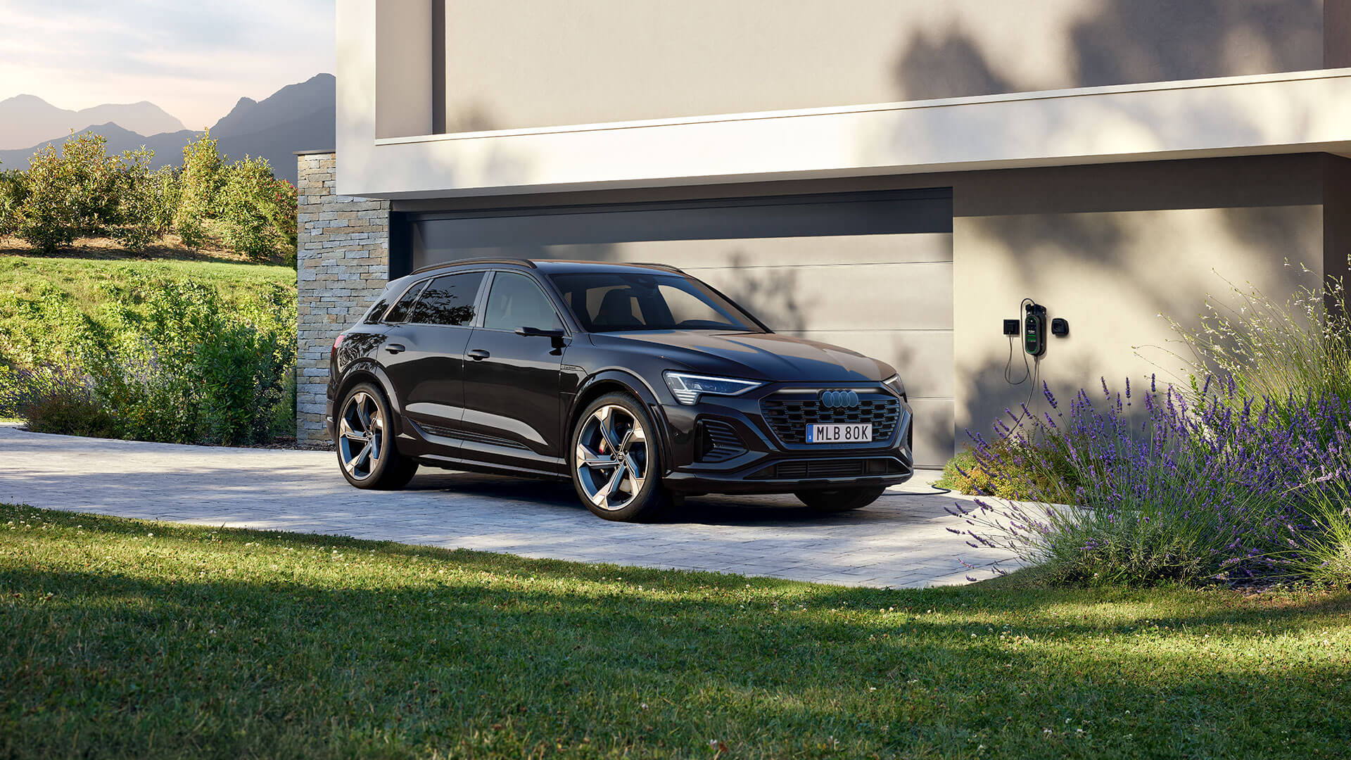 Svart Audi S Q8 E Tron Parkerad Utanfor Hus