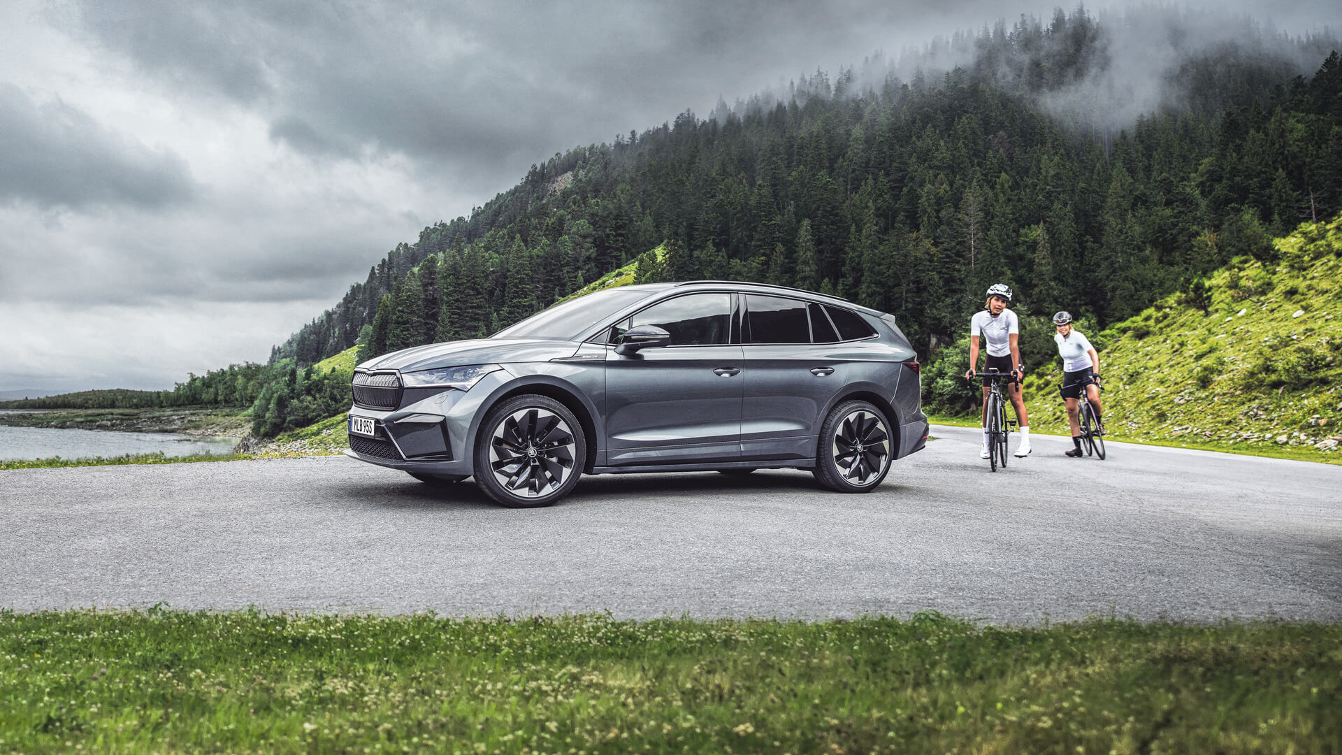 Skoda I Naturen Med Två Cyklister Bakom